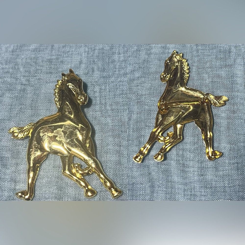 Elegant Gold-Tone Horse Brooch Set Equestrian Jewelry 2.5”x2”